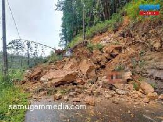 மஸ்கெலியா நோட்டன் பிரதான வீதியில் மண் சரிவில் போக்குவரத்து பாதிப்பு..!samugammedia 